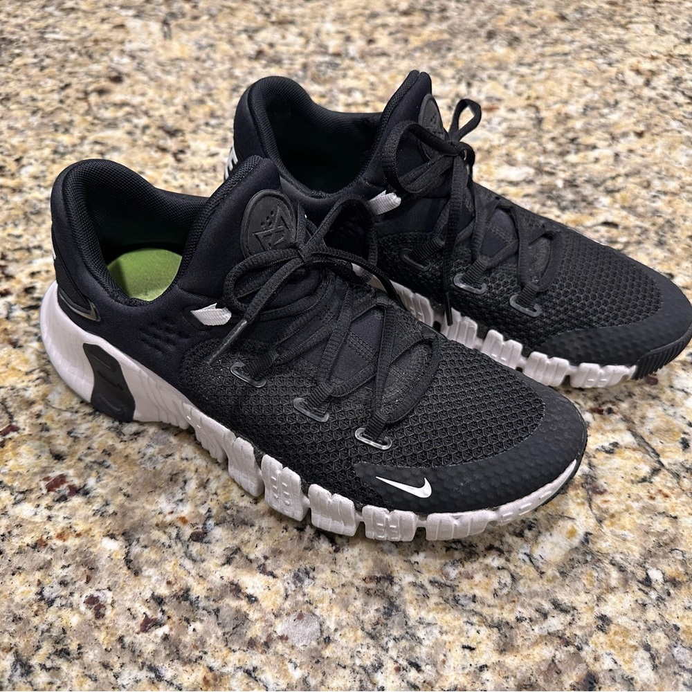 WOMEN'S NIKE FREE METCON 4 TRAINING SHOES Size 8